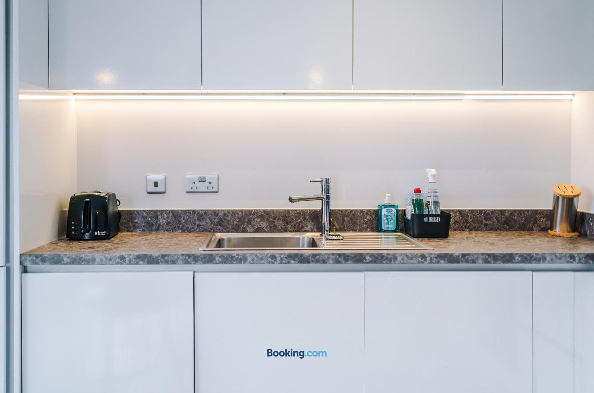 Modern 2 Bed Apartment With Balcony By Host A Home Μάντσεστερ Εξωτερικό φωτογραφία